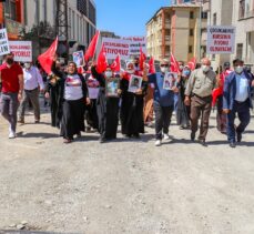 Vanlı aileler çocuklarına kavuşmak için HDP İl Başkanlığı önünde eylem yaptı