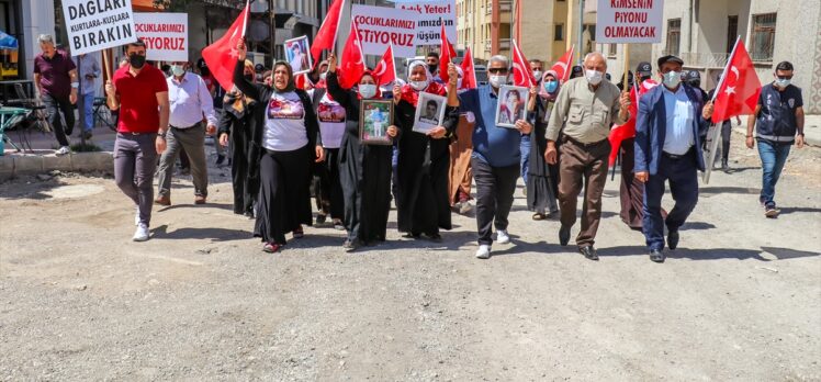 Vanlı aileler çocuklarına kavuşmak için HDP İl Başkanlığı önünde eylem yaptı