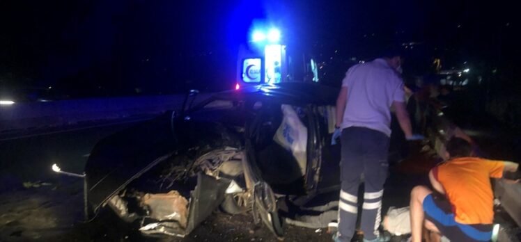 Yalova'da otomobil bariyerlere çarptı: 3 yaralı