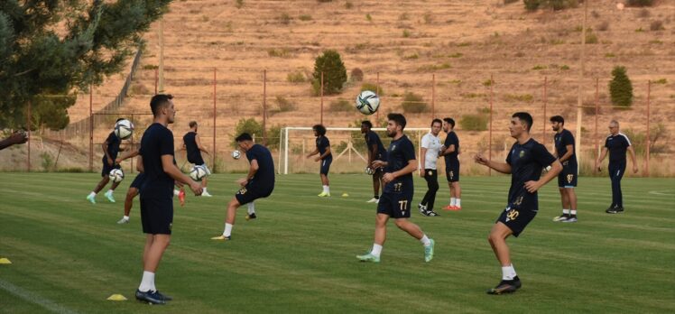 Yeni Malatyaspor Sportif Direktörü Erdoğan: “Malatya'ya futbolcu getirmek çok zor”