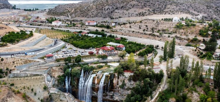 Yerli ve yabancı turistlerden çevresi yenilenen Tortum Şelalesi'ne yoğun ilgi