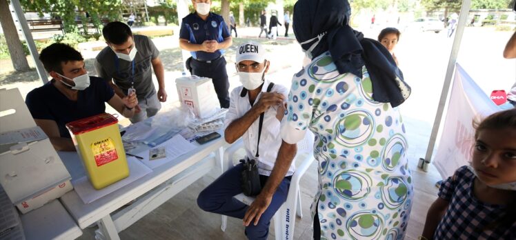 Adana'da cuma namazı öncesi ve sonrası vatandaşlara Kovid-19 aşısı yapıldı