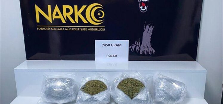 Adana'da otomobilde 7 kilo 450 gram esrar ele geçirildi, sürücü tutuklandı