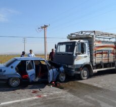 Aksaray'da otomobil ile kamyonun çarpıştığı kazada 9 kişi yaralandı