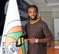 Alanyaspor, yeni transferi Chidozie Awaziem için imza töreni düzenledi