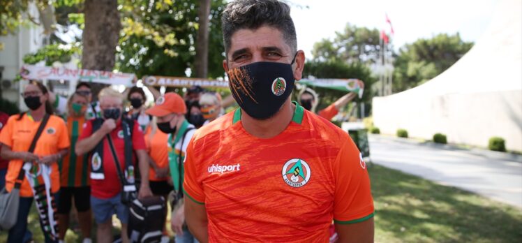 Alanyaspor'un yabancı taraftarları, aşı olmalarına rağmen PCR testi istenmesine tepkili