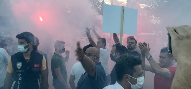 Antalya'da imar sorunlarının çözülmesini isteyen mahalle sakinleri yolu ulaşıma kapattı