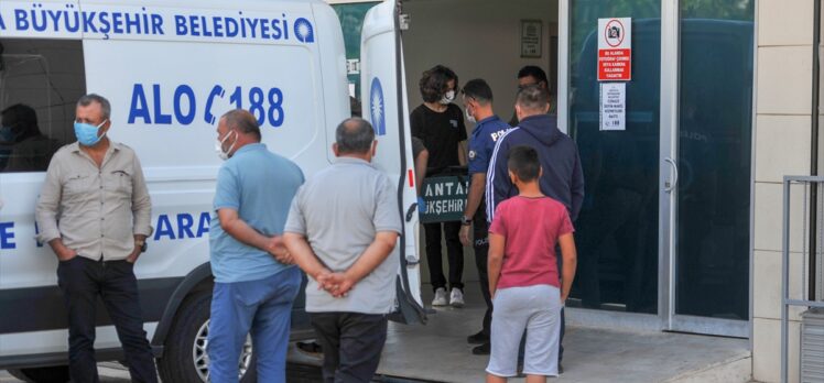 Antalya'da kamyonet tıra çarptı: 1 kişi öldü, 2 kişi yaralandı