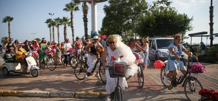 Antalya'da “Süslü Kadınlar Bisiklet Turu” düzenlendi