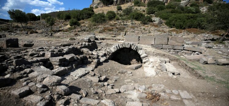 Assos kazılarında bir bebeğe ait 1300 yıllık ayak izleri bulundu