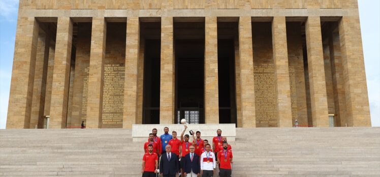 Avrupa Şampiyonu Ampute Futbol Milli Takımı, Anıtkabir'i ziyaret etti