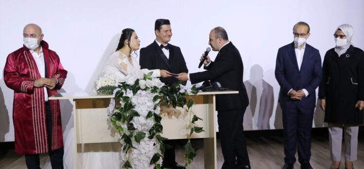 Bakan Varank, Kocaeli'de darbedilen basın mensubunun nikah şahitliğini yaptı
