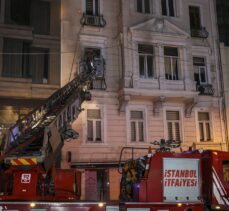 Beyoğlu'ndaki iş merkezinde çıkan yangın söndürüldü