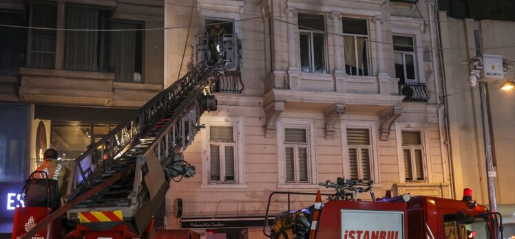 Beyoğlu'ndaki iş merkezinde çıkan yangın söndürüldü