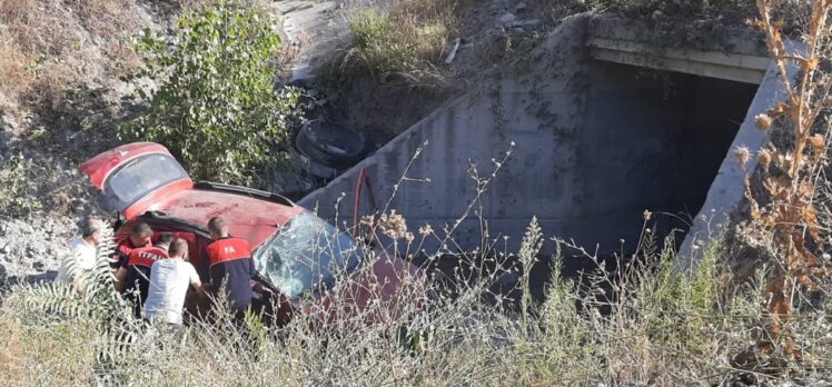 Bilecik'te otomobilin şarampole devrilmesi sonucu aynı aileden 4 kişi yaralandı