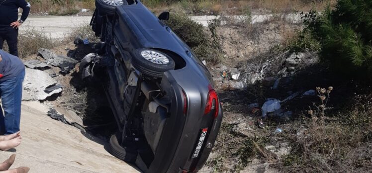 Bilecik'te su kanalına devrilen otomobildeki 5 kişi yaralandı