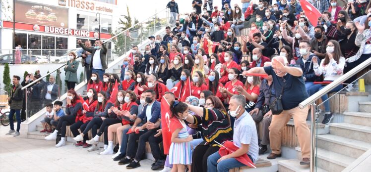 Bilecik'te vatandaşlar Türkiye-Sırbistan maçını dev ekranda izledi