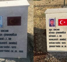 Bingöl'de şehit 33 askerin temsili mezar taşındaki fotoğrafı ve Türk bayrağı yenilendi