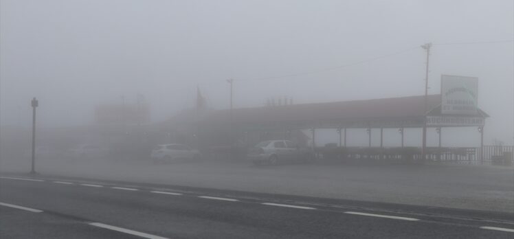 Bolu Dağı'nda sis ve sağanak etkili oluyor