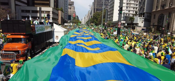 Brezilya'da yoğun katılımla Devlet Başkanı Bolsonaro yanlısı ve karşıtı gösteriler düzenledi