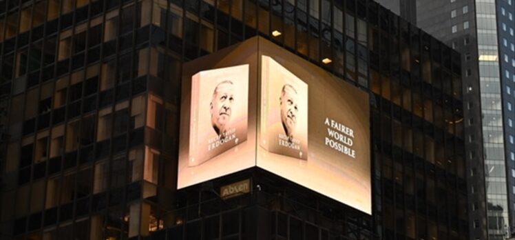 Cumhurbaşkanı Erdoğan’ın “Daha Adil Bir Dünya Mümkün” kitabı New York’ta led ekranlarda tanıtıldı