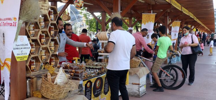 Devlet desteğiyle yüksek rakımda üretilen geven balının tanıtıldığı “Ağrı 4. Bal Festivali” başladı