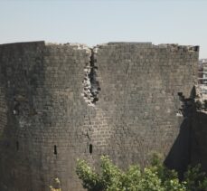 Diyarbakır'da surların restorasyonunda mancınık kaidesi ile gülleleri bulundu