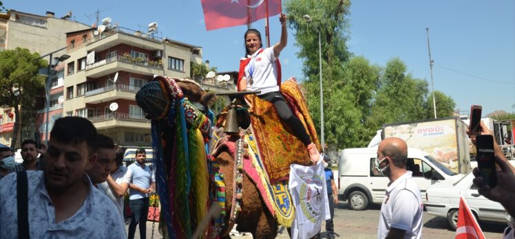 Dünya ikincisi işitme engelli atlet Aysun Akay, Aydın'da deve turuyla vatandaşları selamladı