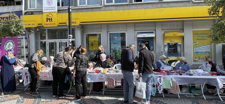 Edirne'de üretim mekanı kapanan kadınlar, işlerini caddeye taşıdı