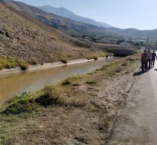 GÜNCELLEME – Erzincan'da 15 yaşındaki çocuğun kullandığı otomobil sulama kanalına devrildi: 2 ölü