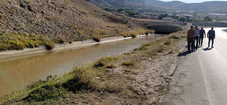 GÜNCELLEME – Erzincan'da 15 yaşındaki çocuğun kullandığı otomobil sulama kanalına devrildi: 2 ölü