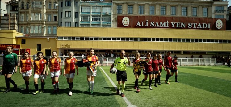 Galatasaray'da kadın futbol takımı tanıtıldı