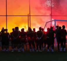 Göztepe, Altay maçı öncesi son çalışmasını taraftarlarının desteğiyle yaptı