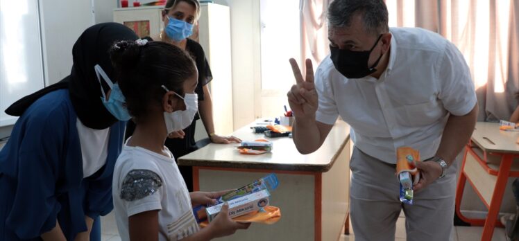 Hatay’da geçici barınma merkezinde eğitim gören Suriyeli çocuklara diş bakım ürünleri dağıtıldı