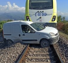 Hatay'da yük treni hafif ticari araca çarptı: 2 yaralı