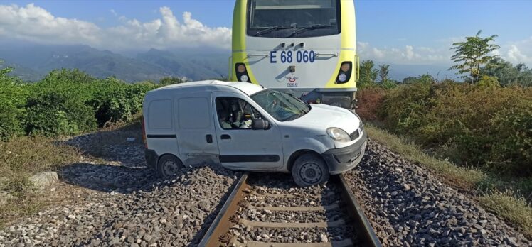 Hatay'da yük treni hafif ticari araca çarptı: 2 yaralı