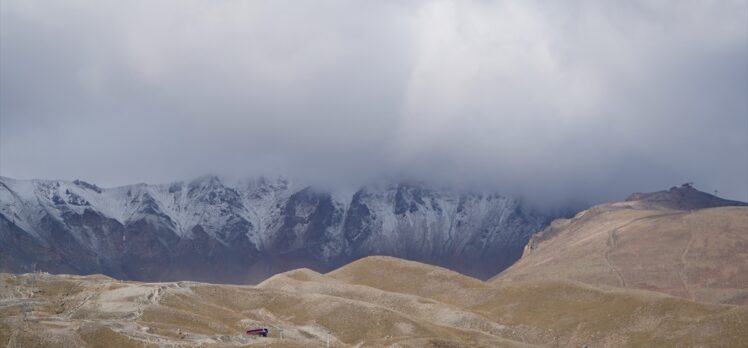 İç Anadolu'nun en yüksek dağı Erciyes'e kar yağdı