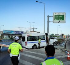 Bursa'da işçileri taşıyan servis aracı yol ayrımındaki bariyerlere çarptı: 6 yaralı