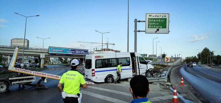 Bursa'da işçileri taşıyan servis aracı yol ayrımındaki bariyerlere çarptı: 6 yaralı