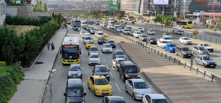 İstanbul'da trafik yoğunluğu yaşanıyor