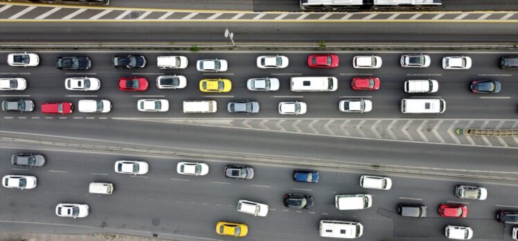 İstanbul'da trafik yoğunluğu yaşanıyor