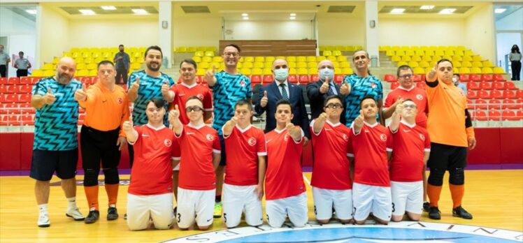 Kayseri Valisi Şehmus Günaydın, Down Sendromlular Futsal Milli Takımı'yla bir araya geldi