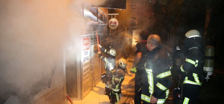Kayseri'de yan yana 3 dükkan yandı