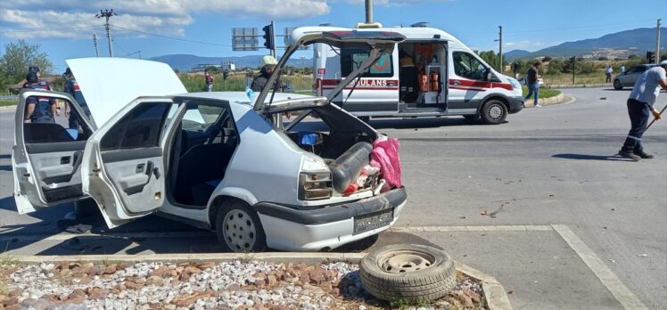 Kütahya'da sivil polis aracı ile otomobilin çarpışması sonucu 2'si polis 5 kişi yaralandı