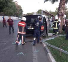 Manisa'da tarım işçilerini taşıyan minibüs refüje çarptı: 18 yaralı