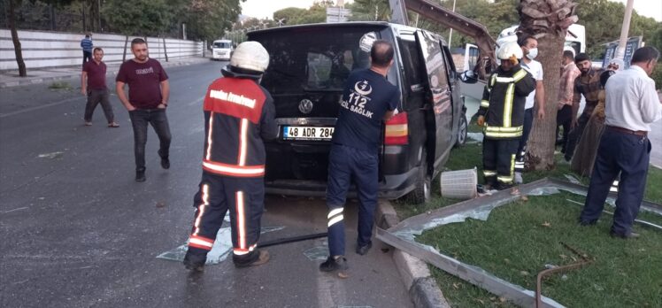 Manisa'da tarım işçilerini taşıyan minibüs refüje çarptı: 18 yaralı