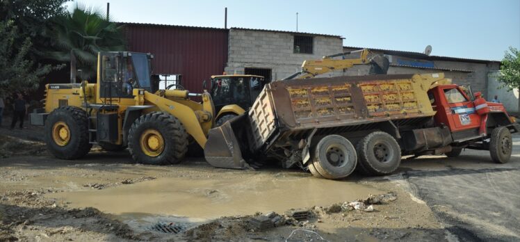 Mersin'de asfalt yüklü kamyon çöken yolda sıkıştı