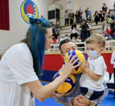 Milli voleybolcu Meryem Boz, Eskişehir'de adını taşıyan akademinin açılışına katıldı: