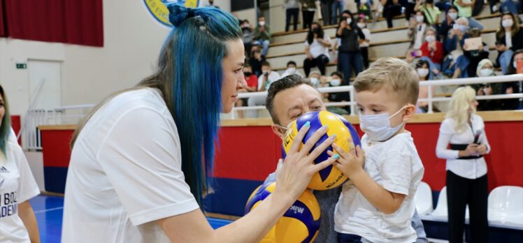 Milli voleybolcu Meryem Boz, Eskişehir'de adını taşıyan akademinin açılışına katıldı: