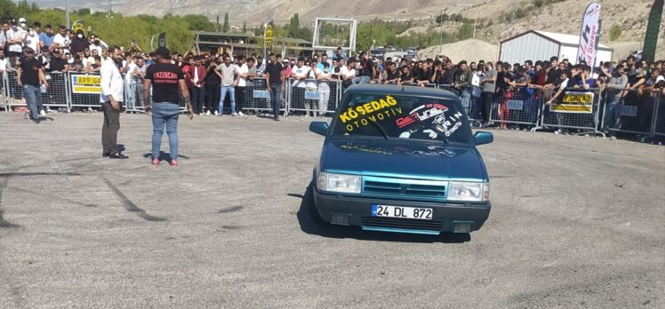 Modifiye araç tutkunları Erzincan'da bir araya gelip gösteri yaptı